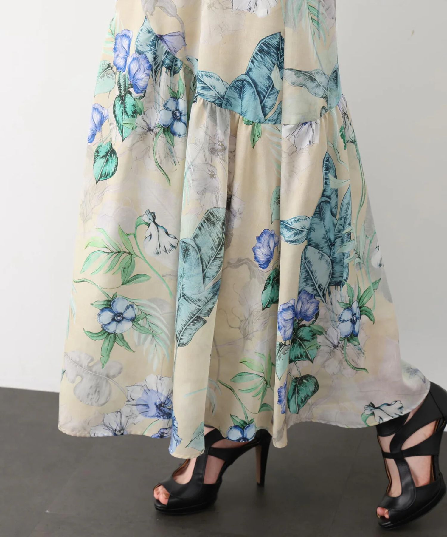 ボタニカルアートプリントワンピース(ベージュ系)ポリエステル / ストレッチ無し / 身頃のみ裏地付き / 両脇にポケットあり×2 / ウエストにゴム+共ひも入り / 前釦は飾り / 0316140317