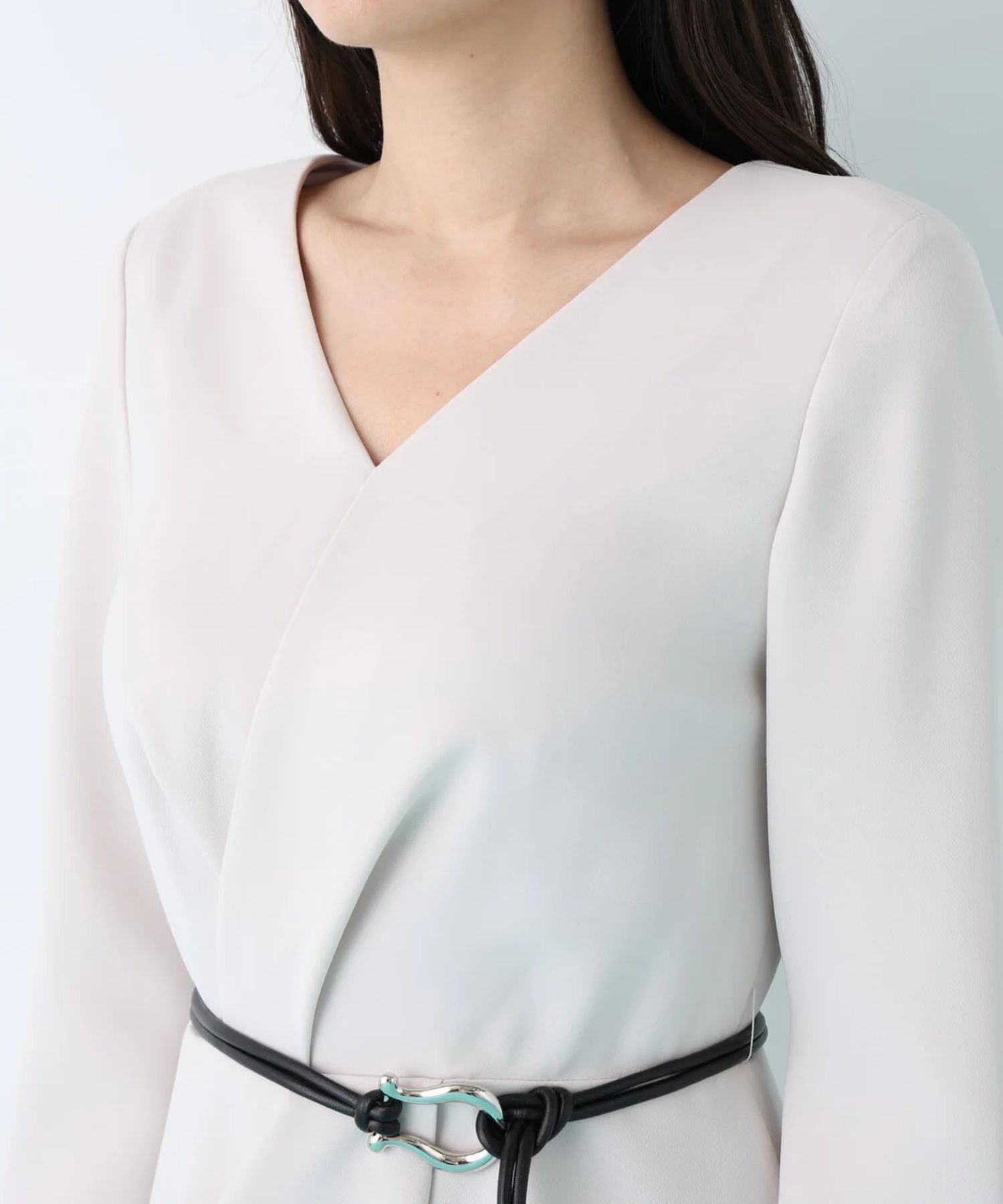 タッククロスウエストワンピース(グレージュ) ポリエステル / ストレッチあり / 裏地付き(袖は裏無し) / 右脇奥にスリットあり / 後ろファスナー開き / 袖下にスリットあり / 0316140219