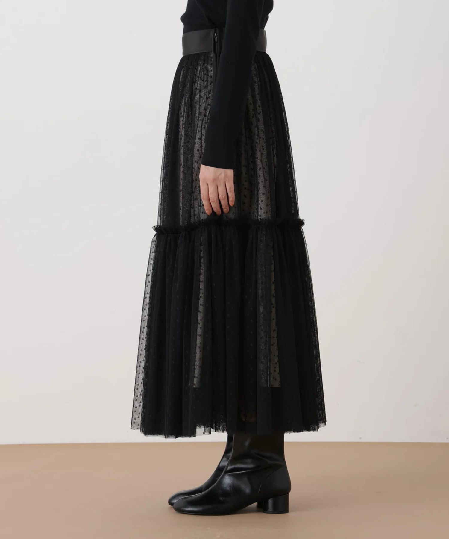 ドットチュールギャザーティアードスカート(ブラック)ポリエステル / ストレッチなし / 裏地付き / 左脇ファスナー / くるぶしくらいの丈 / 0316120122
