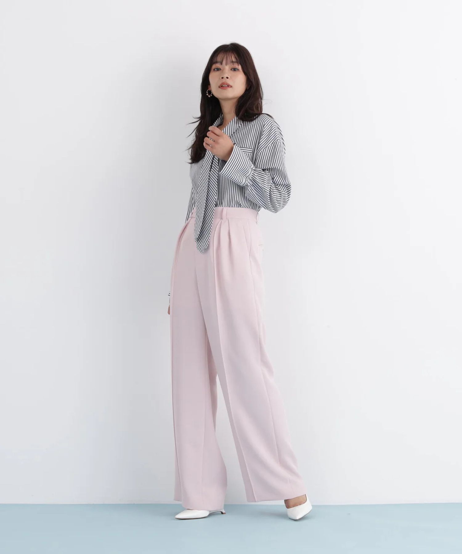 ストライプタイネックシャツ(ブラック系)ポリエステル / ストレッチ無し / 裏地無し / 前比翼あき / 衿から続きのリボン付き / 左胸に飾りポケット / 0316110101