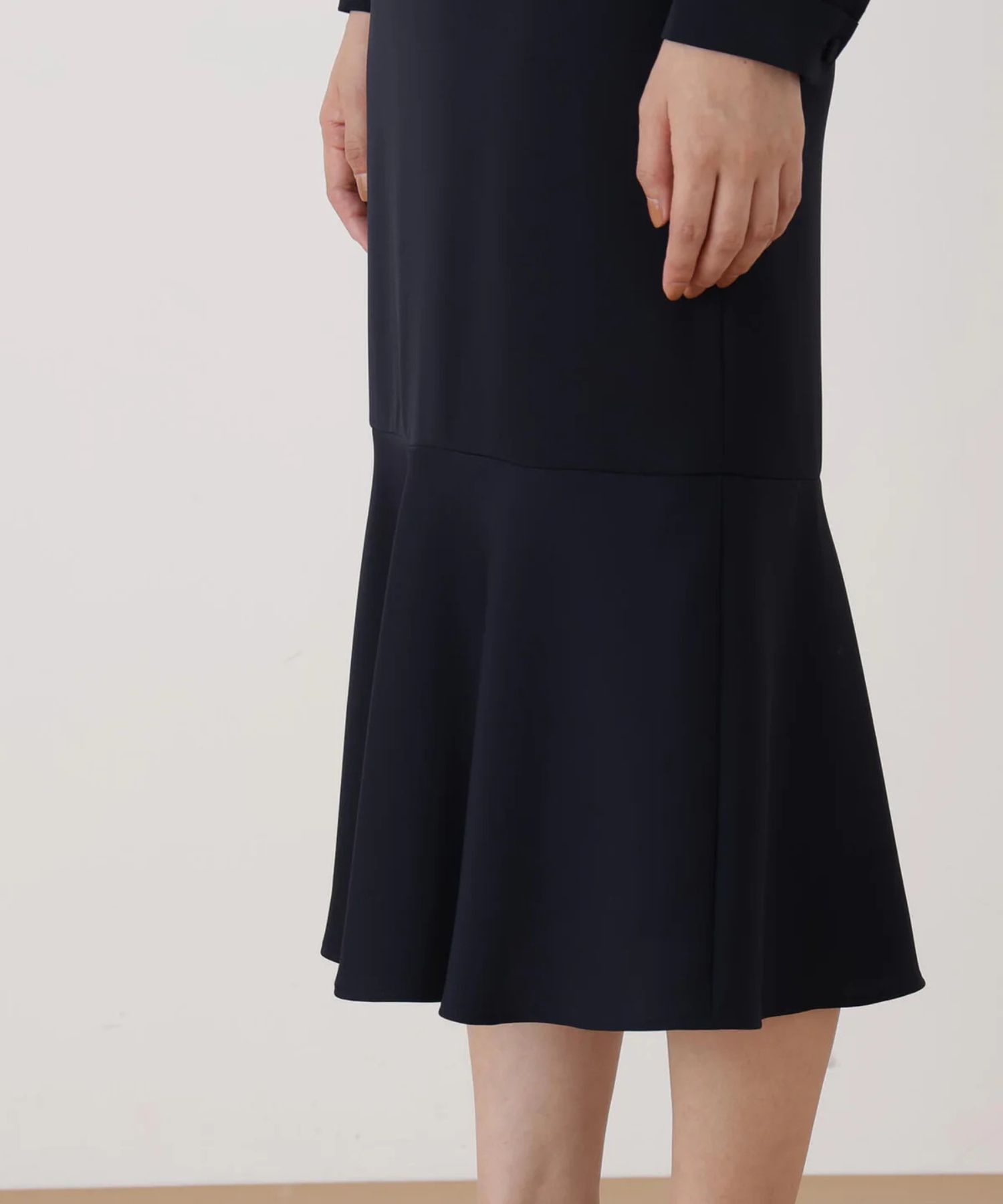 スタンドラッフルマーメイドワンピース(ネイビー)ストレッチ無し / 身頃、スカートに裏地付き / 後ファスナー / ふくらはぎ真ん中くらい丈 / 0316140129