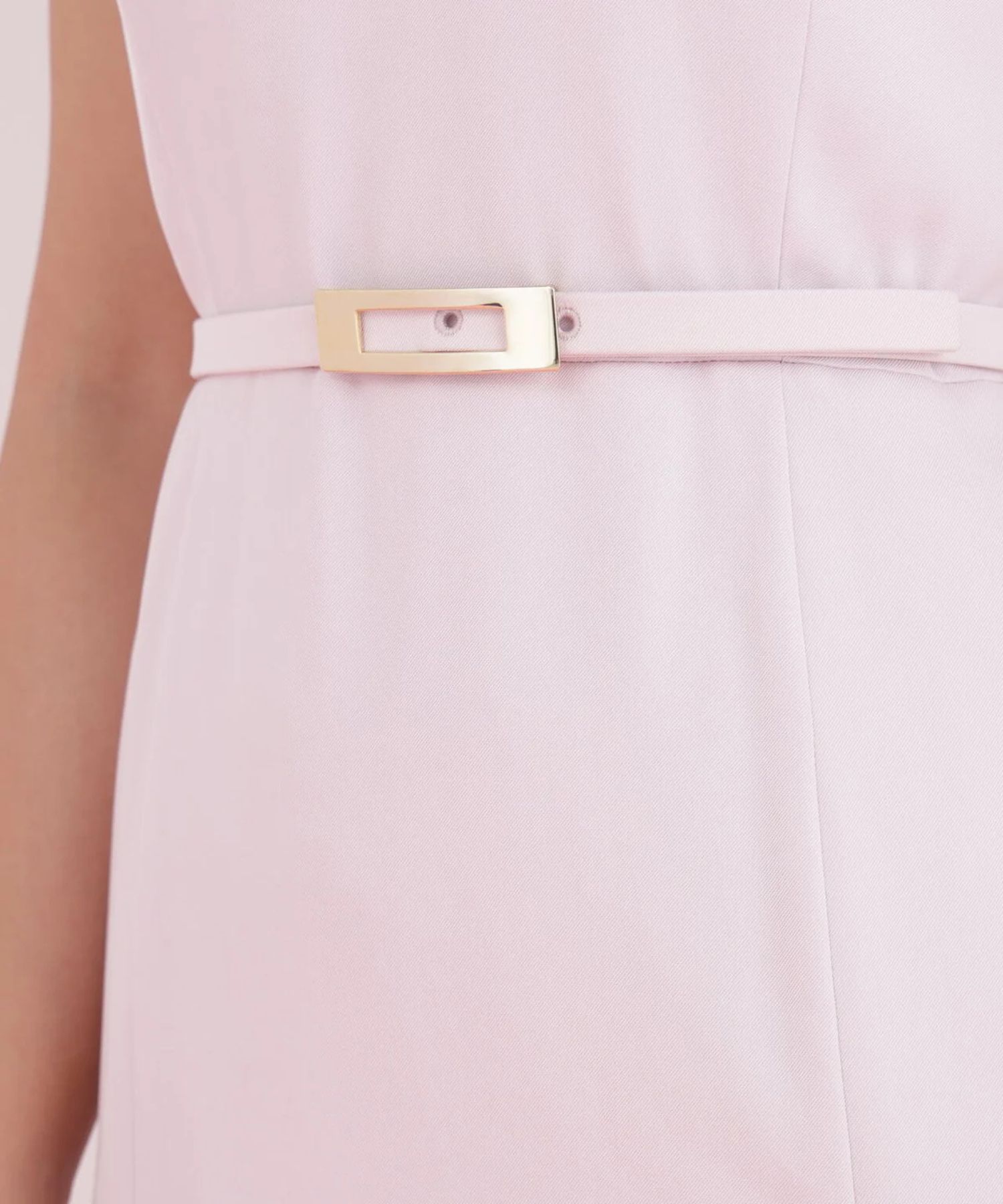 ハイツイストワンピース(ピンク)トリアセテート / 裏地付き / 後ファスナー / 後裾にベンツあり / 膝がちょうど隠れる丈 / ストレッチあり / 共地ベルト付き / 0316940099