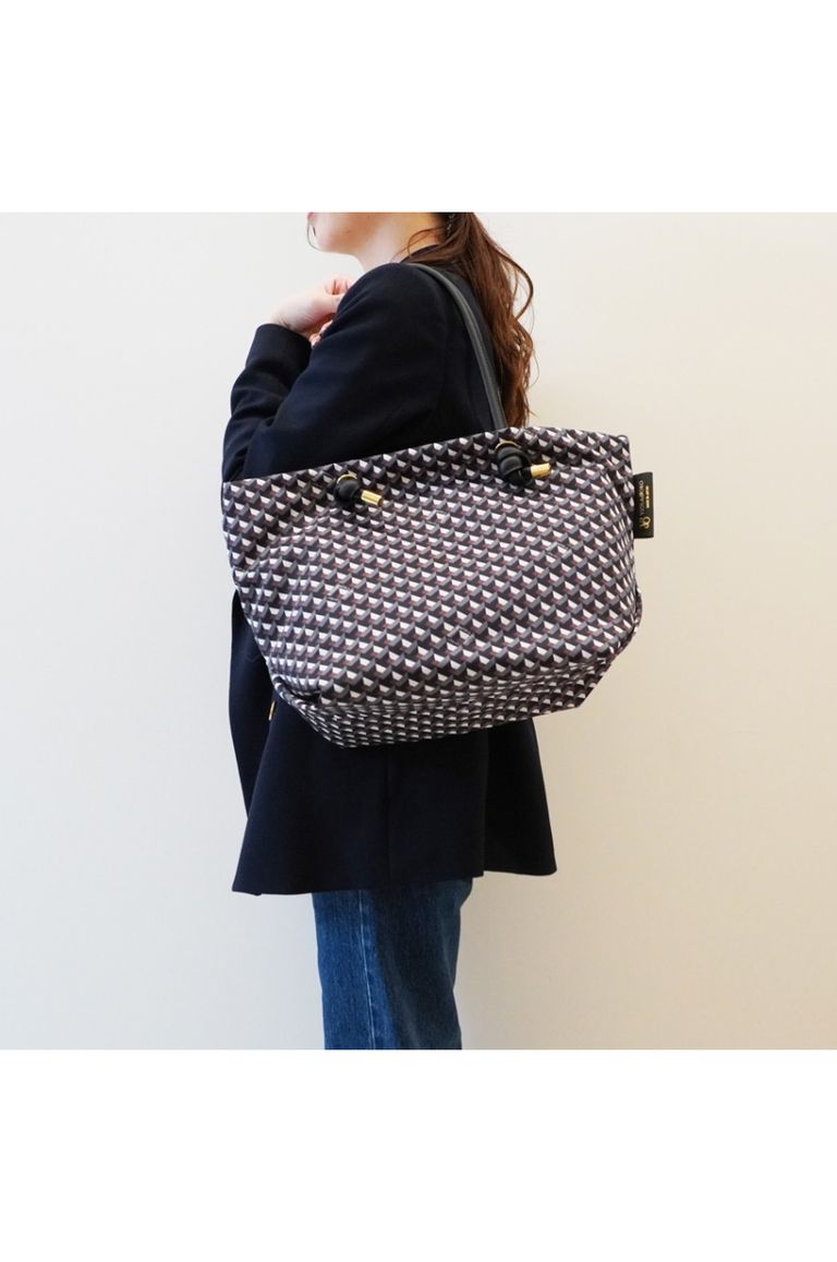 ※写真のカラーはMonogram blackです