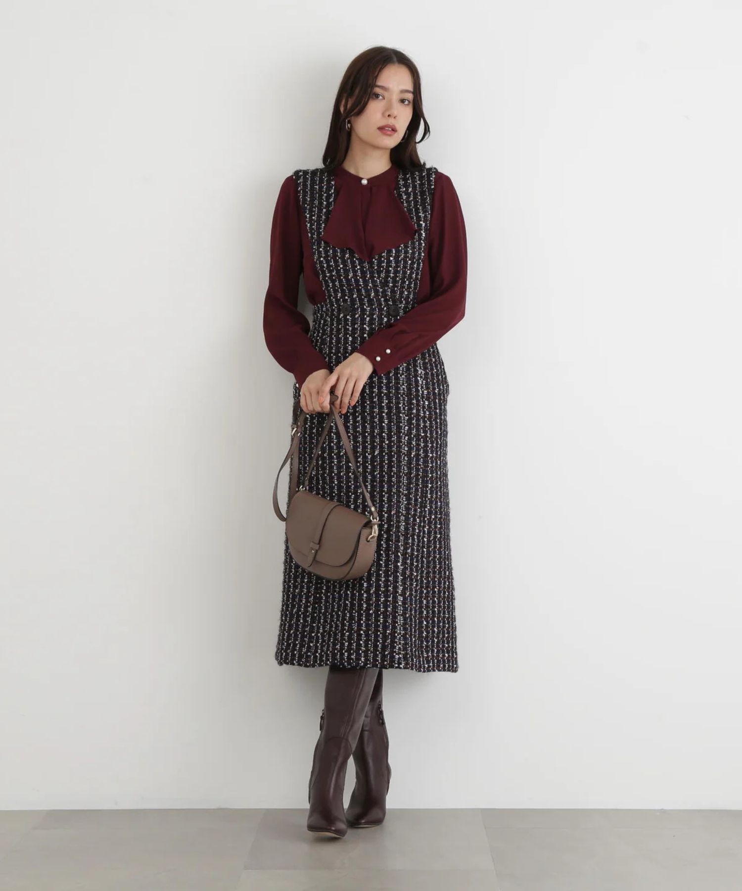 リープツイードジャンパースカート(ネイビー)毛 / ストレッチ無し / 前ボタンあき / ポケットあり / 裏地あり / 前裾ベンツあきあり / ふくらはぎ下くらいの丈 / 0315240009