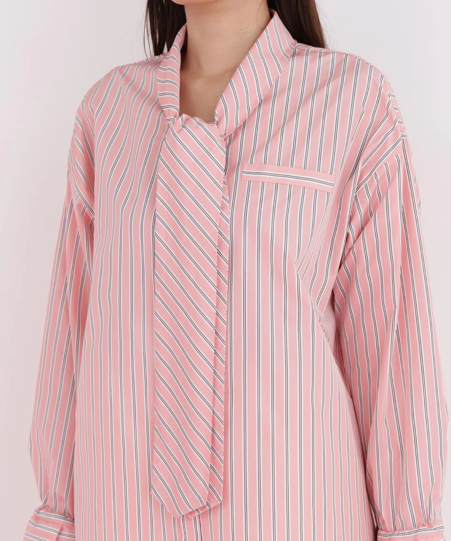 ストライプタイネックシャツ(ピンク系)ポリエステル / ストレッチ無し / 裏地無し / 前比翼あき / 衿から続きのリボン付き / 左胸に飾りポケット / 0316110101