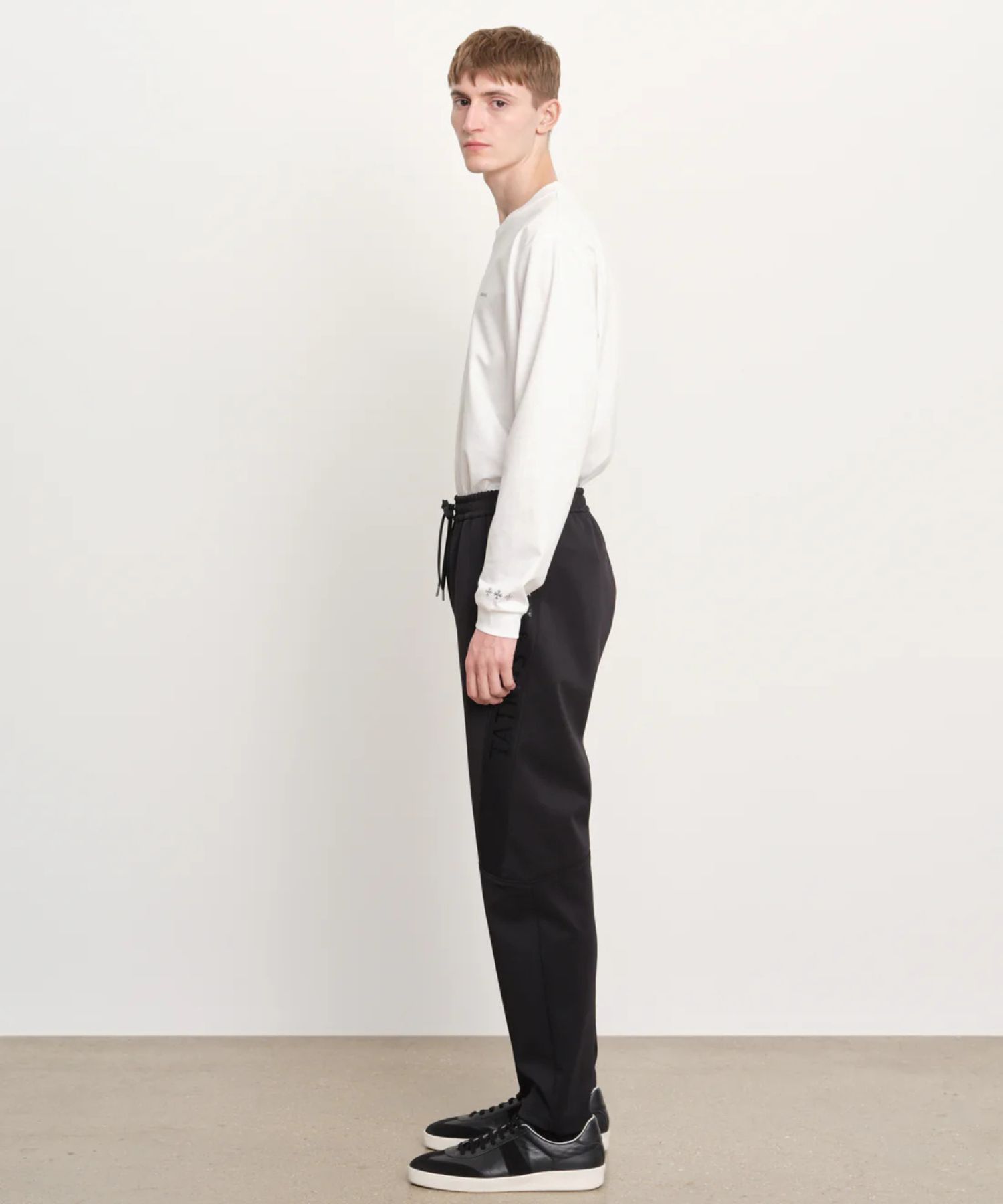 MENTORE メントーレ パンツ(ブラック) ポリエステル /テーパードシルエット / ウエストドローコード/ ロゴプリント / MCKZ0350103588