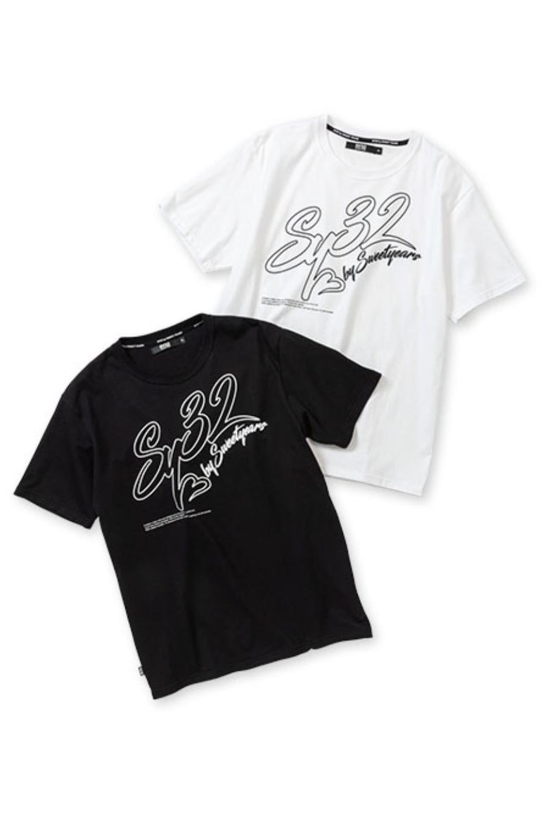 SY32 by SWEET YEARS - スクリプト ビッグロゴTシャツ （ブラック