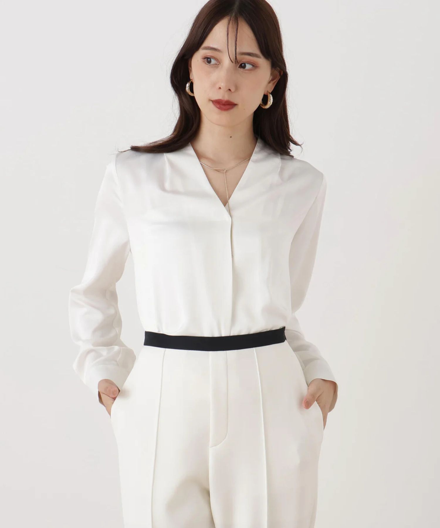 チェーンネックレス付ブラウス(ホワイト)ポリエステル / ストレッチ性あり / 裏地無し / 後ろ中心ファスナーあき / 取り外し金属パーツ付き / 0316110132