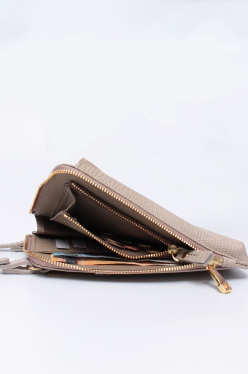 ADRIA / V-1289 / Taupe / リザード型押しレザー スマートフォンポシェット（トープ）アドリア / 牛革 / ショルダーバッグ / ストラップ調整可 / iPhone14ProMaxまで入る / 日本製【正規販売店】