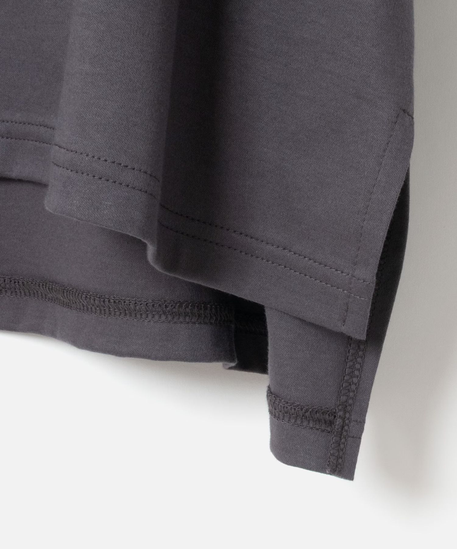 Tuck Sleeve Cut and Sew (チャコールグレー) 綿 / 袖口タック / 裾スリット / 手洗可 / MK261-13255