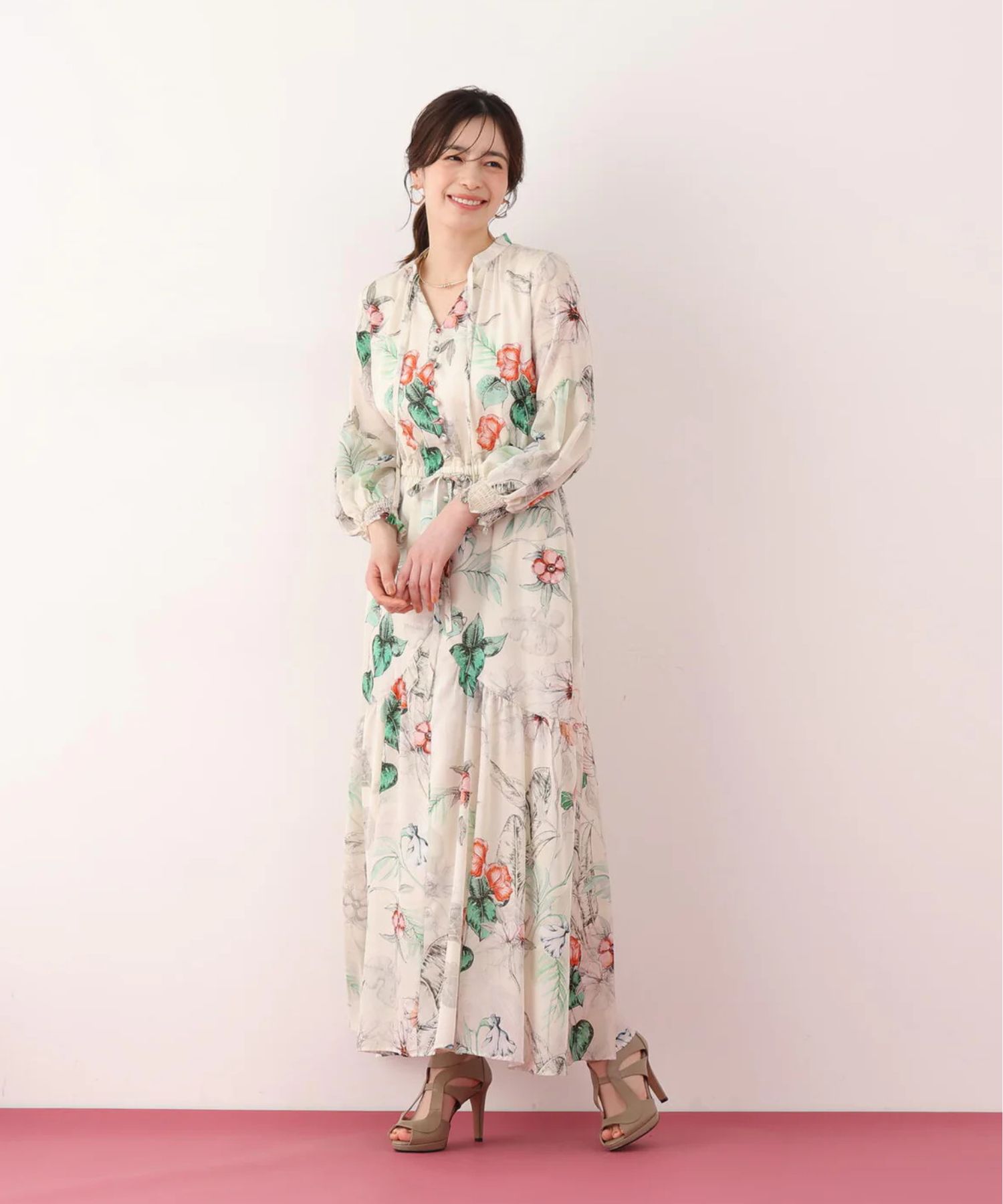 ボタニカルアートプリントワンピース(エクリュ系)ポリエステル / ストレッチ無し / 身頃のみ裏地付き / 両脇にポケットあり×2 / ウエストにゴム+共ひも入り / 前釦は飾り / 0316140317