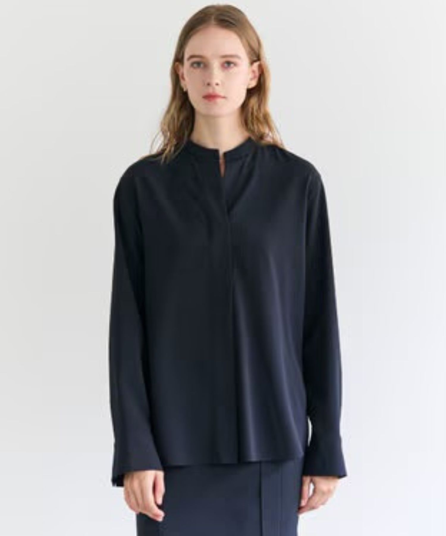 SPHENE / スタンドカラープルオーバーブラウス (Navy) ポリエステル / 長袖 / ストレッチ  / 手洗可 / BLCWLS0103