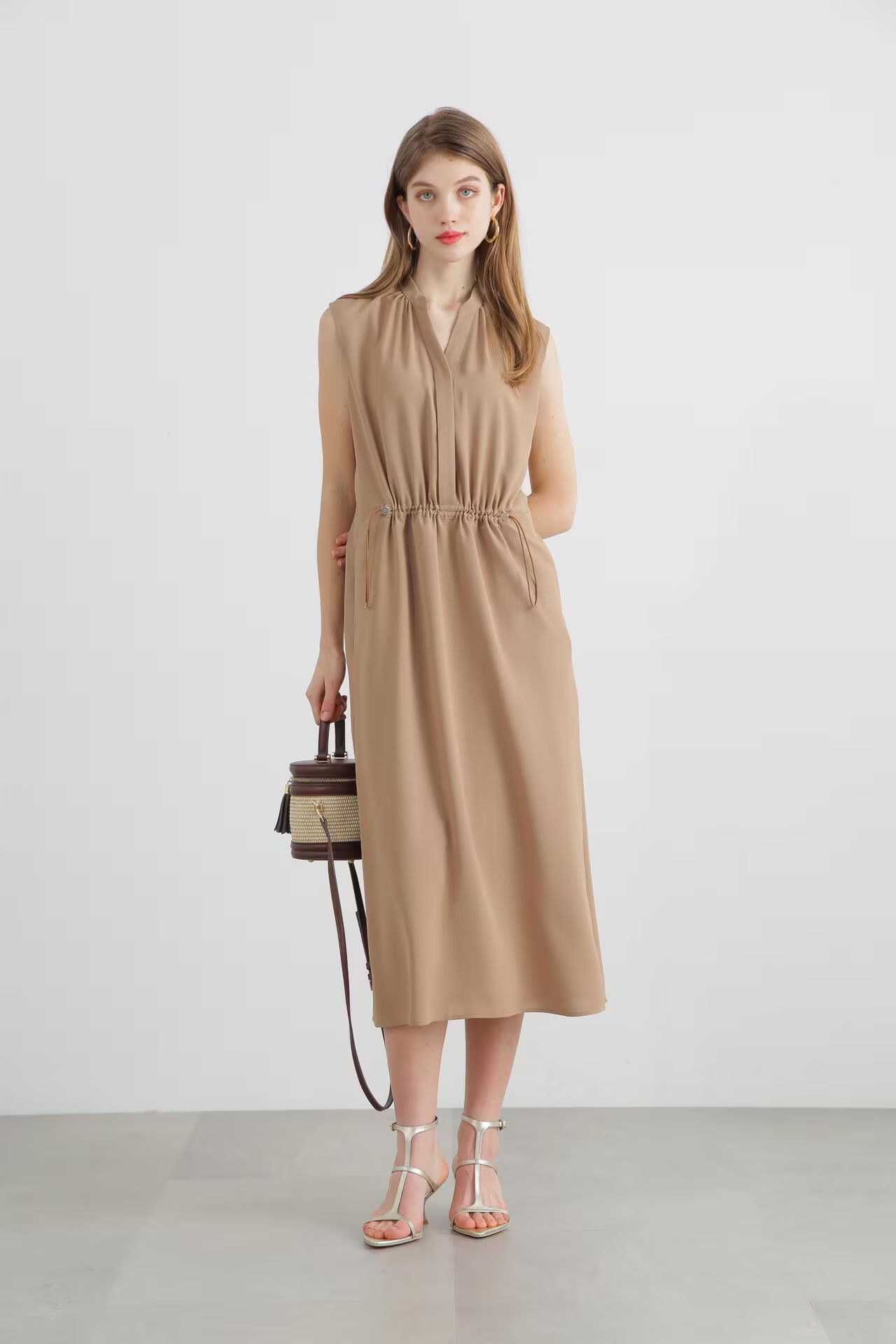 2WAYストレッチシャツカラーワンピース（ベージュ）ポリエステル100％ / ストレッチ / ウエストゴム / UVカット / 接触冷感 / 吸水速乾 / インナーキャミ付き / ウォッシャブル