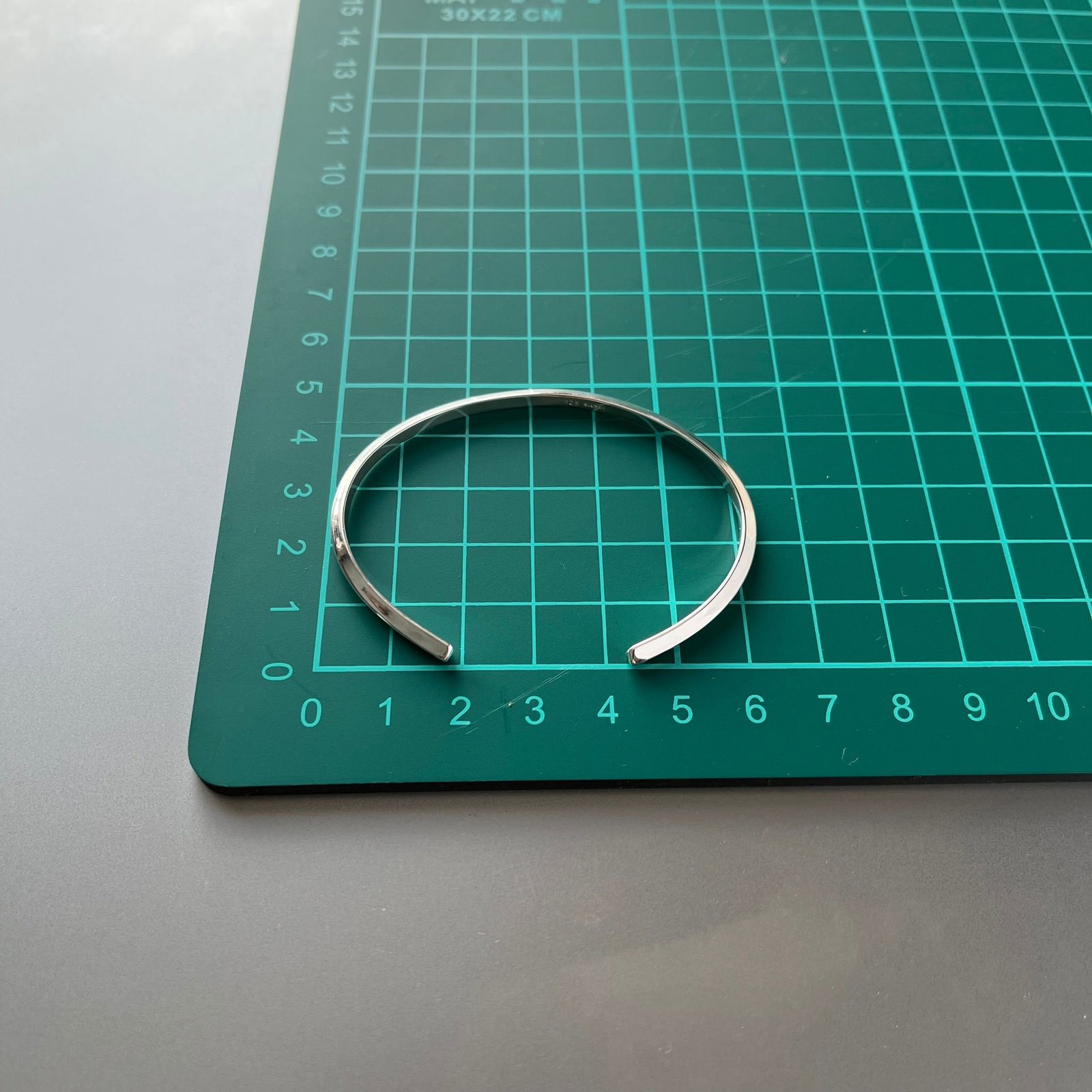 【ASSET SILVER】三角錐バングル / シルバー925 / 幅2.8mm / 手首周り14cm