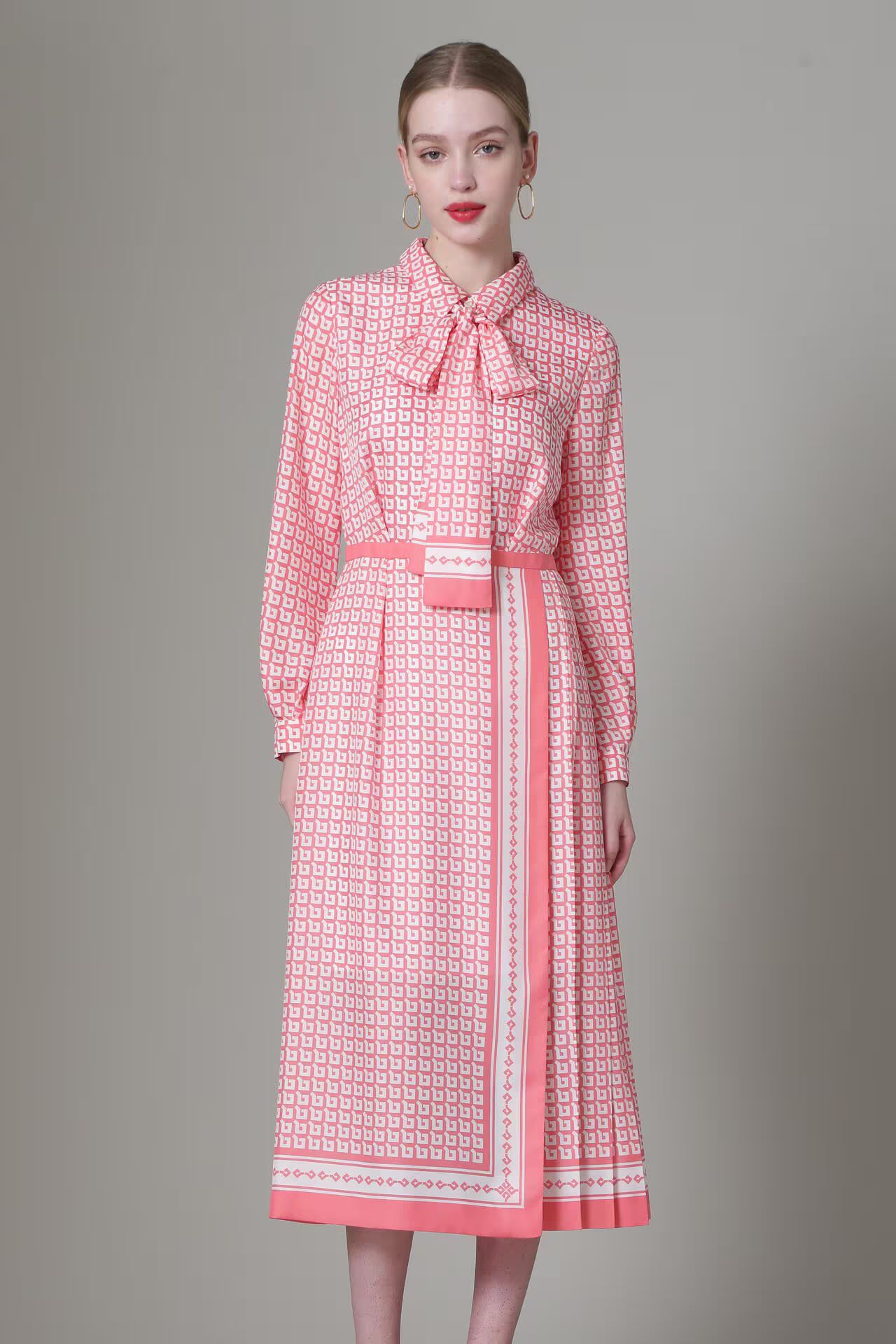 [URBAN PRECIOUS] ジオメトリックプリントワンピース (ピンク) / ポリエステル 100% / 裏地付き / 共布リボン付 / 0315140111