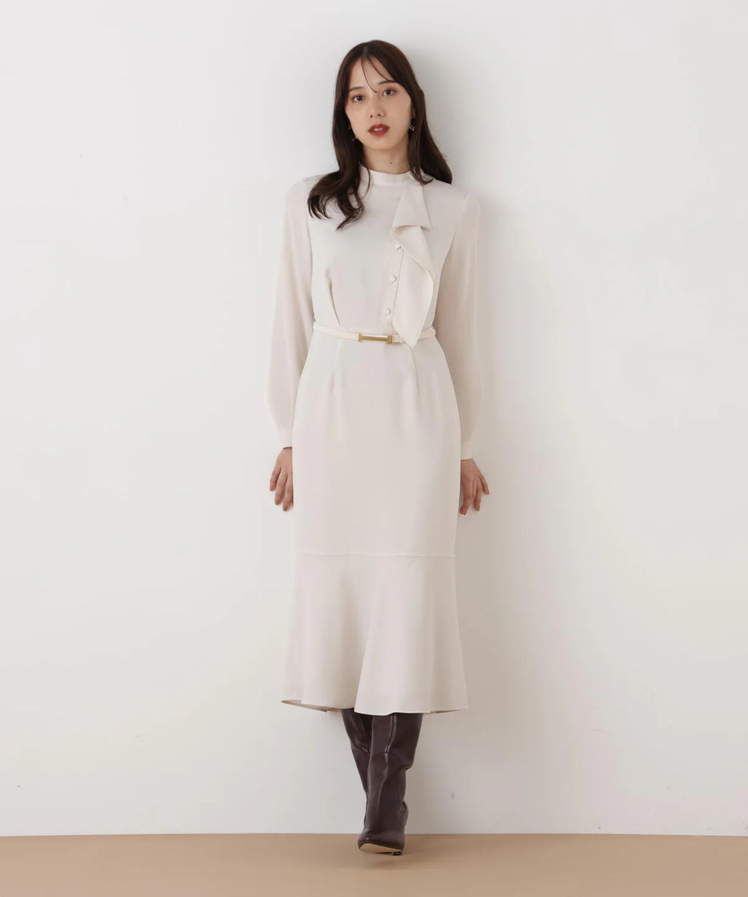 スタンドラッフルマーメイドワンピース(ベージュ)ストレッチ無し / 身頃、スカートに裏地付き / 後ファスナー / ふくらはぎ真ん中くらい丈 / 0316140129