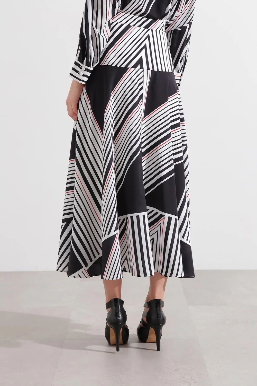 トライアングルボーダープリントスカート (ブラック) / ポリエステル 100% / ウォッシャブル / セットアップ / 0315120311