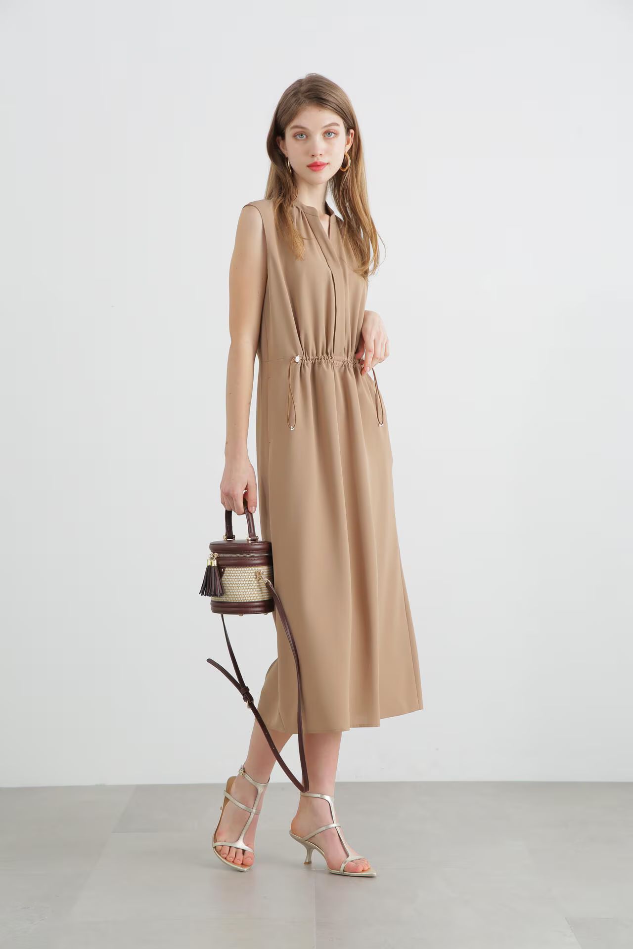 2WAYストレッチシャツカラーワンピース（ベージュ）ポリエステル100％ / ストレッチ / ウエストゴム / UVカット / 接触冷感 / 吸水速乾 / インナーキャミ付き / ウォッシャブル