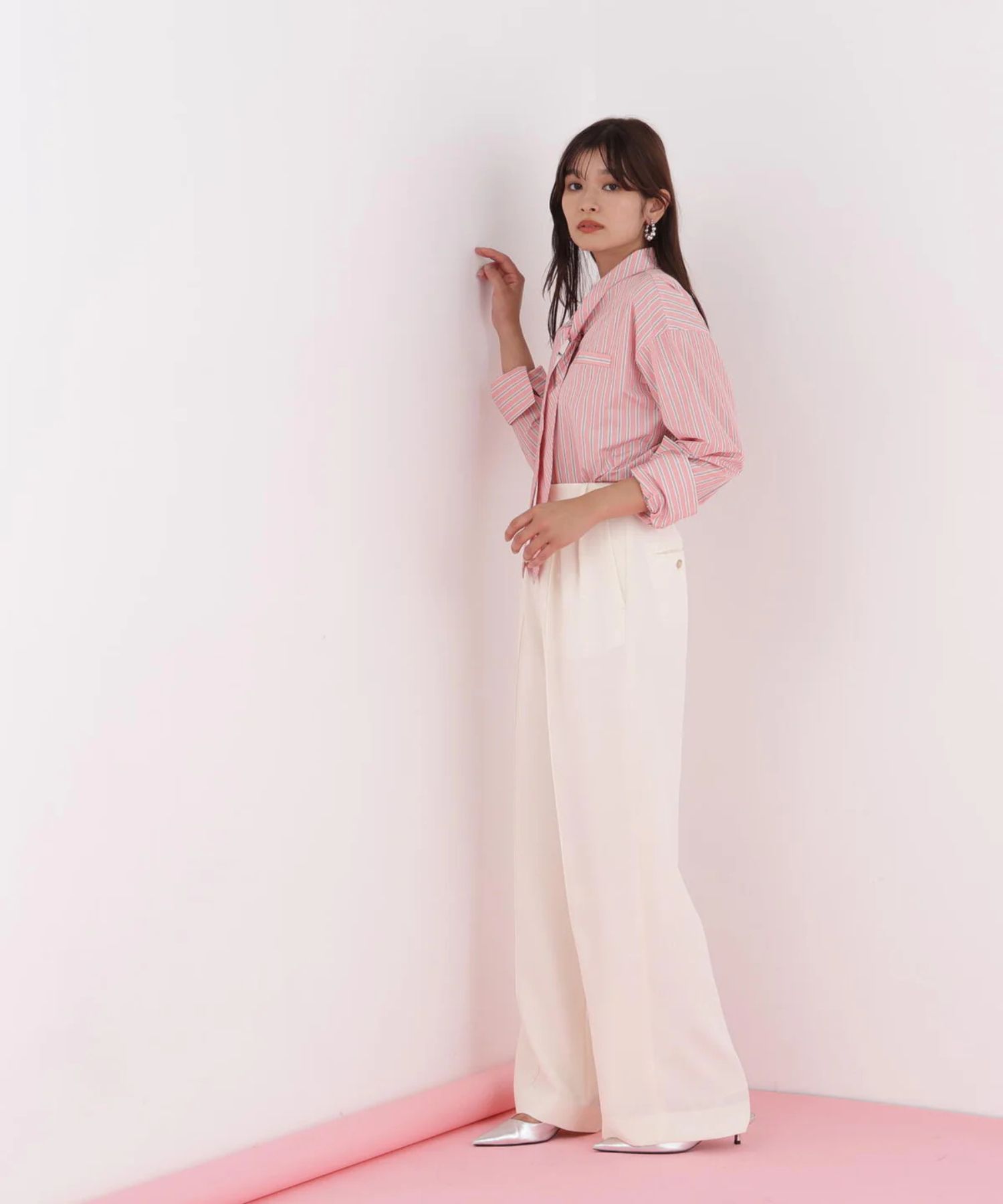 ストライプタイネックシャツ(ピンク系)ポリエステル / ストレッチ無し / 裏地無し / 前比翼あき / 衿から続きのリボン付き / 左胸に飾りポケット / 0316110101