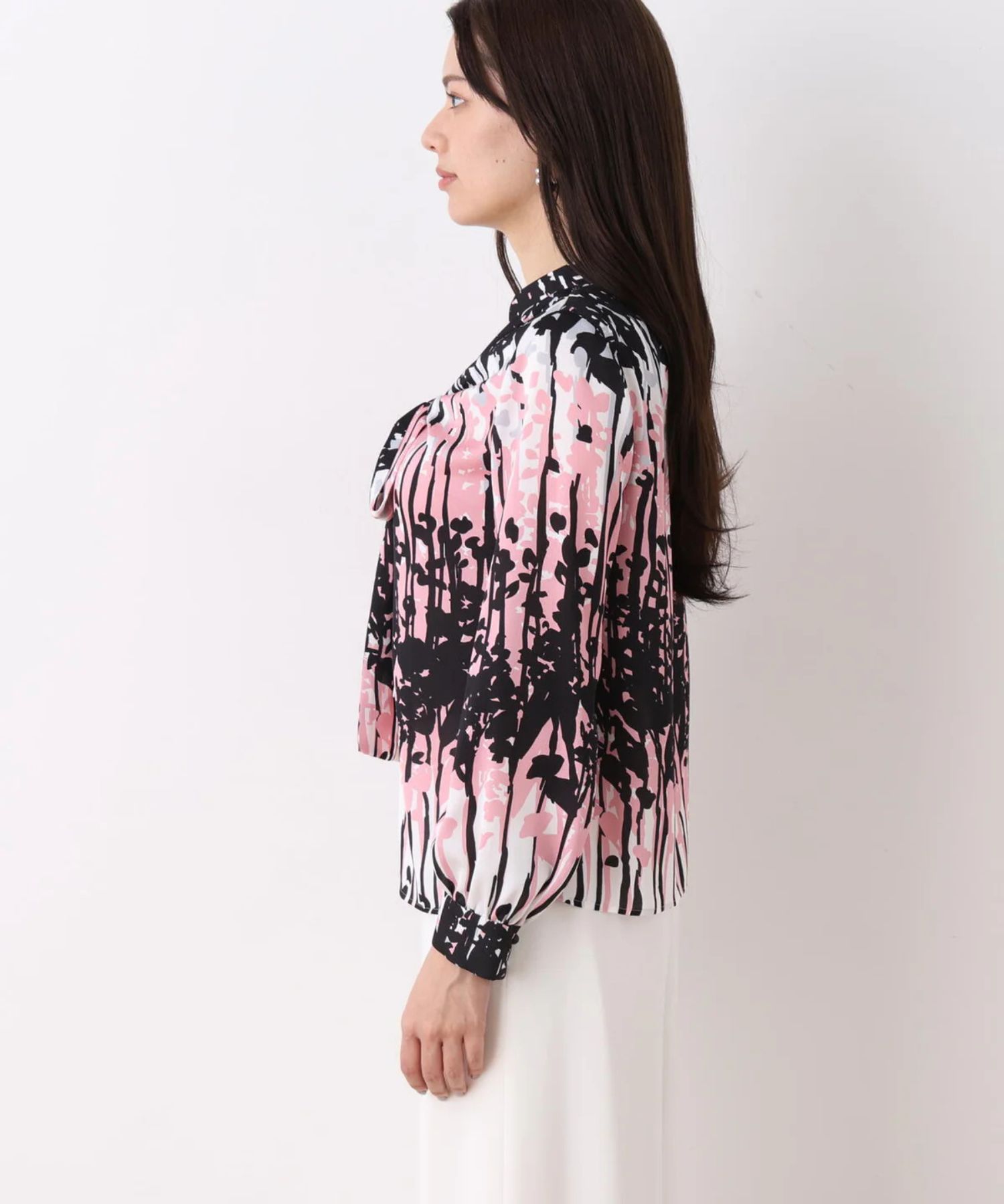 インクフォレストプリントリボンブラウス(ピンク系)ポリエステル / ウォッシャブル / 手洗い可 / ストレッチなし / 裏地なし / かぶって着用 / 0316110200