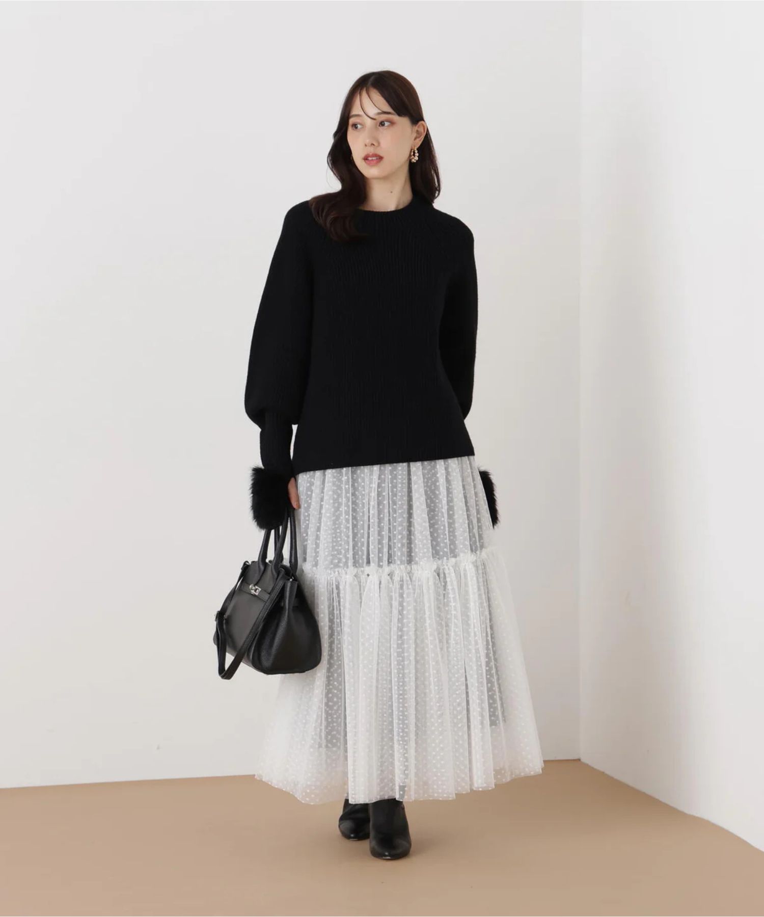 ファーグローブ付き畦ニットプルオーバー(ブラック)毛 / 脇スリット / ストレッチあり / 0315270126