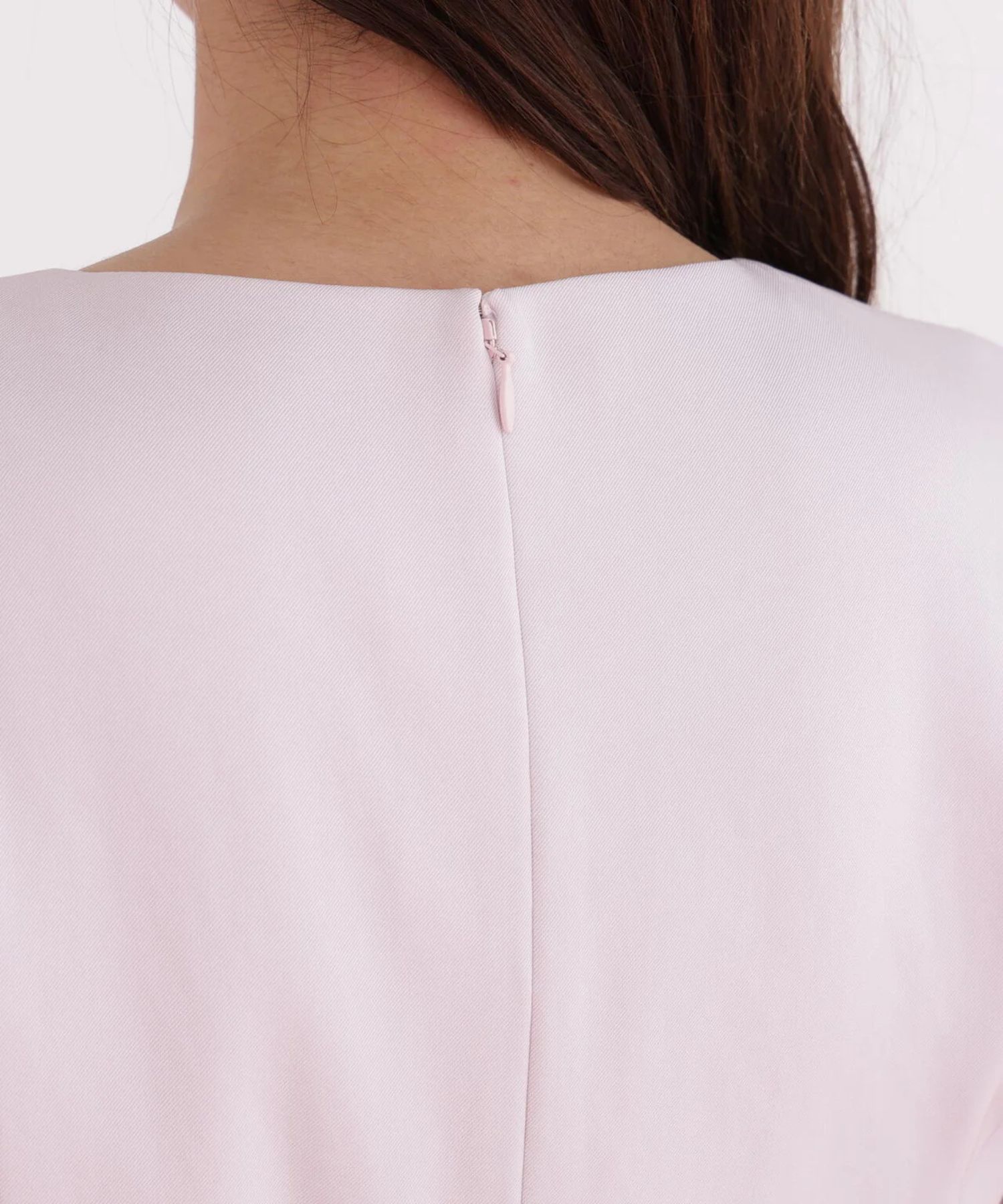 ハイツイストワンピース(ピンク)トリアセテート / 裏地付き / 後ファスナー / 後裾にベンツあり / 膝がちょうど隠れる丈 / ストレッチあり / 共地ベルト付き / 0316940099