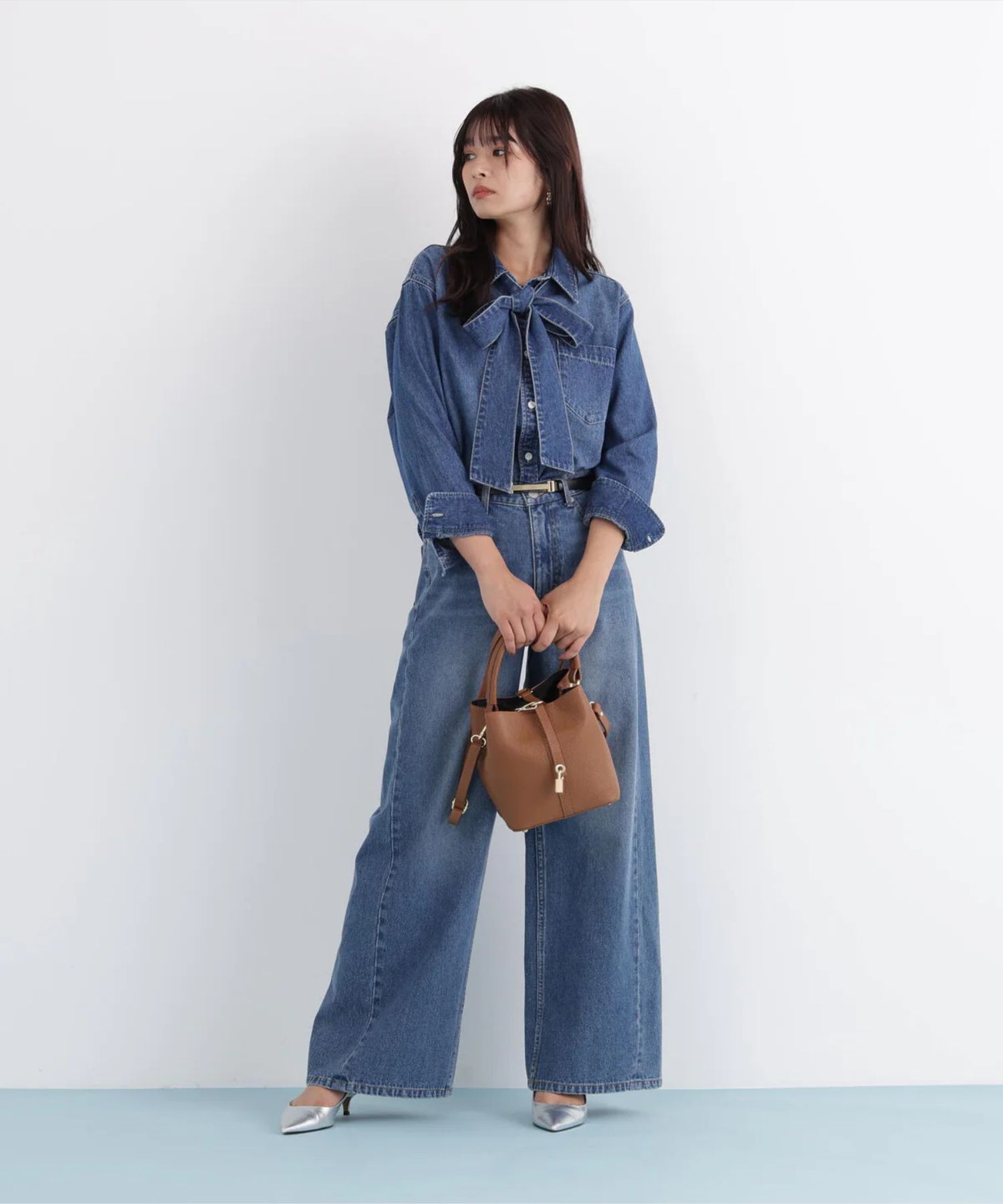 ネックリボンデニムシャツ(インディゴ)コットン100% / ストレッチなし / ボタンあき / 取り外しボウタイ付き / 胸ポケット×1 / 0316110108