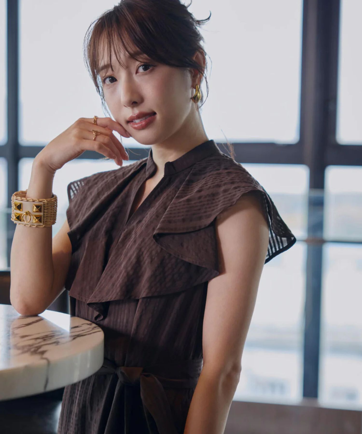【冨張愛コラボ】ラッフルネックワンピース(ブラウン) 再生繊維 / 裏地付き / 脇ポケット×2 / 後ファスナー / 0316240612