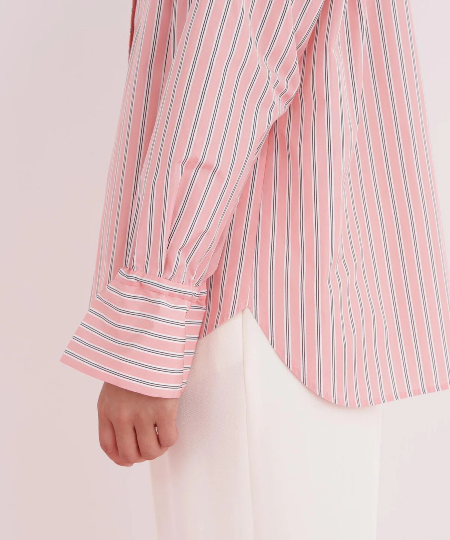 ストライプタイネックシャツ(ピンク系)ポリエステル / ストレッチ無し / 裏地無し / 前比翼あき / 衿から続きのリボン付き / 左胸に飾りポケット / 0316110101