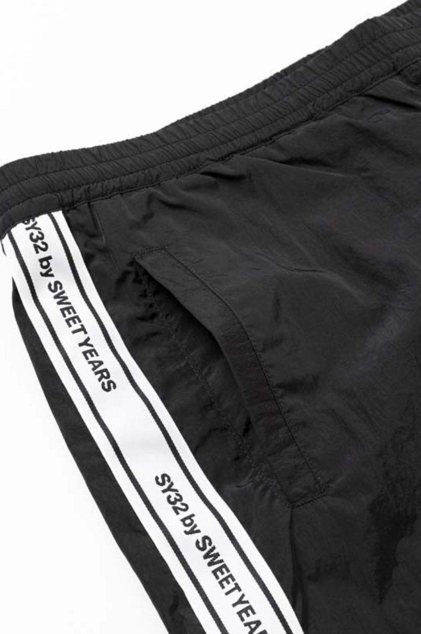 TAPE DESIGN NYLON PANTS  (ブラック) ナイロン / 軽量 / 裾ドローコード付き / セットアップ対応 / 15081RG