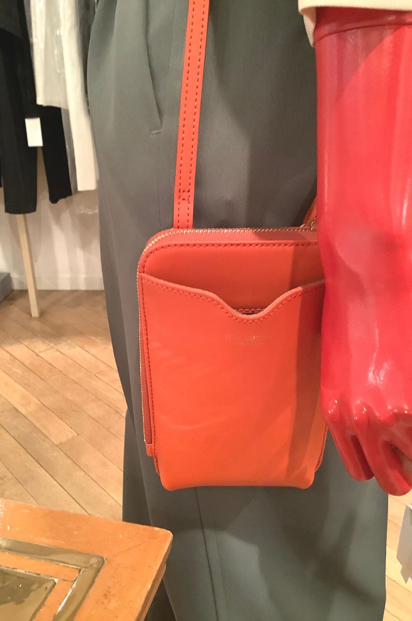ADRIA / V-1425 / Orange / スプリットレザー スマートフォンポシェット（オレンジ）アドリア / 牛革 / ショルダーバッグ / ストラップ調整可 / iPhone14ProMaxまで入る / 日本製【正規販売店】