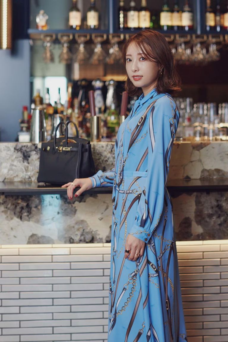 DVF ダイアン カフタン プリントゆるワンピースHANKYベルト付き PINKY&DIANNE - スカーフプリントワンピース(ブルー
