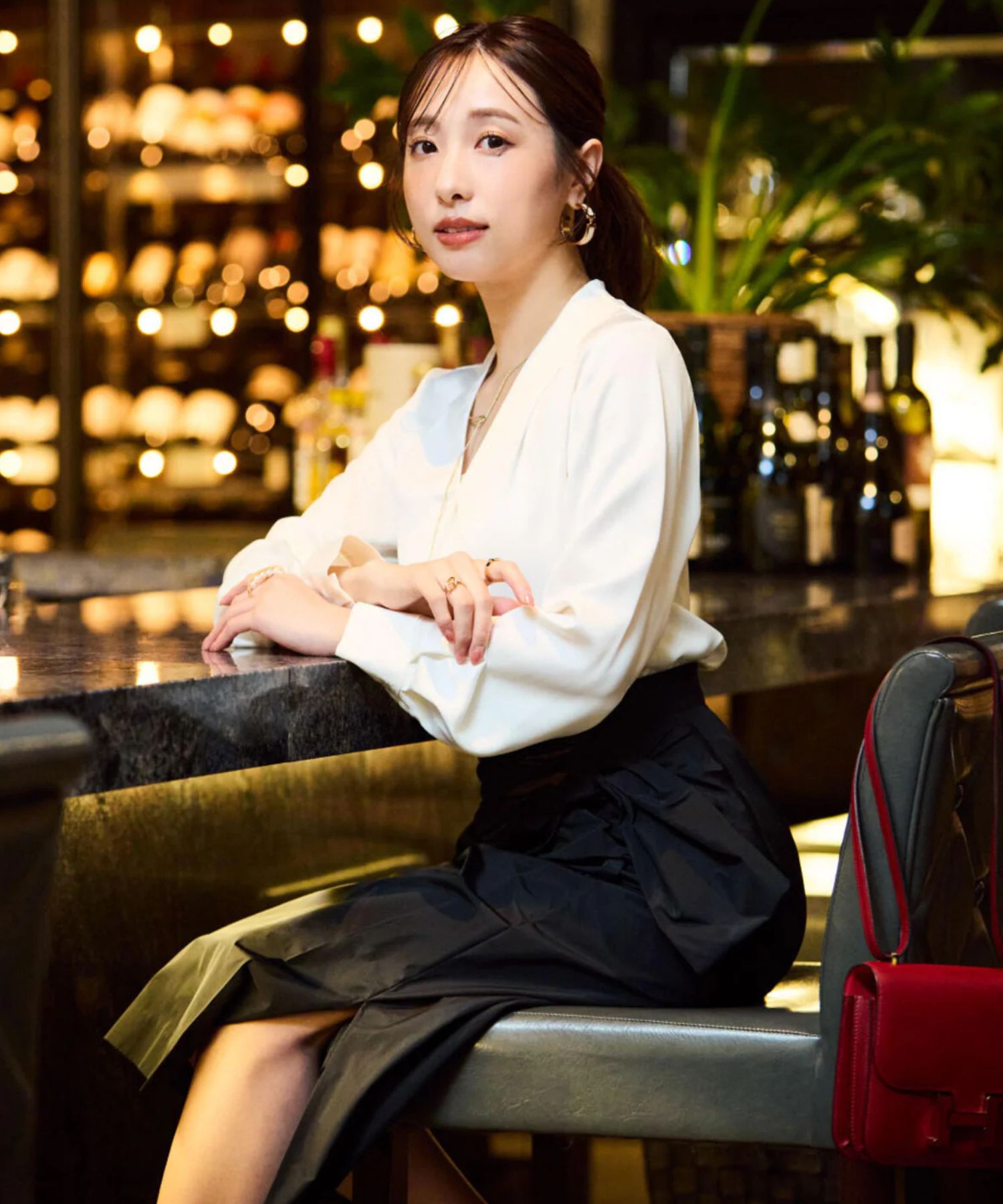 チェーンネックレス付ブラウス(ホワイト)ポリエステル / ストレッチ性あり / 裏地無し / 後ろ中心ファスナーあき / 取り外し金属パーツ付き / 0316110132