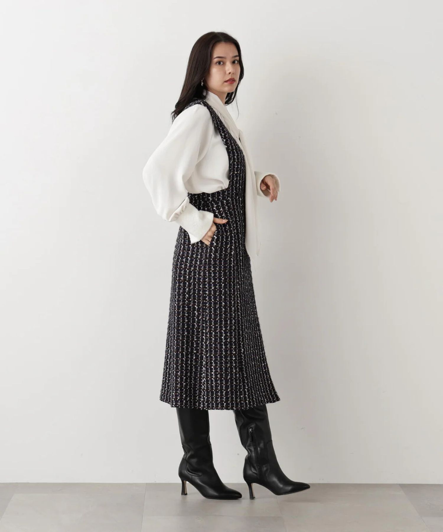 リープツイードジャンパースカート(ネイビー)毛 / ストレッチ無し / 前ボタンあき / ポケットあり / 裏地あり / 前裾ベンツあきあり / ふくらはぎ下くらいの丈 / 0315240009