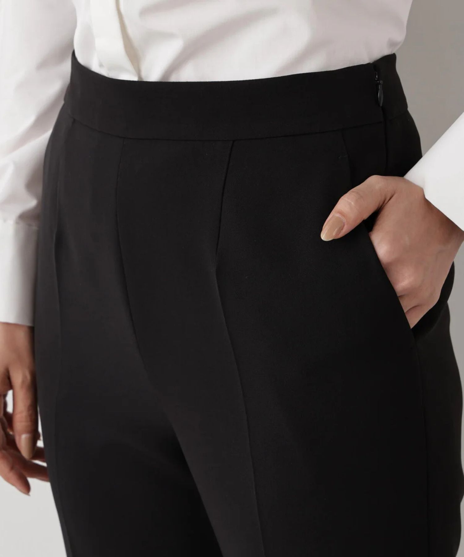 2WAY ストレッチフレアパンツ(ブラック)ポリエステル / ショート丈裏地付き / ストレッチあり / 前ポケット×2 、後ろ飾りポケット×2/ 左脇ファスナー開き / 後ろ中心ウエストにゴム入り / かかとくらいの丈 / 0315230110