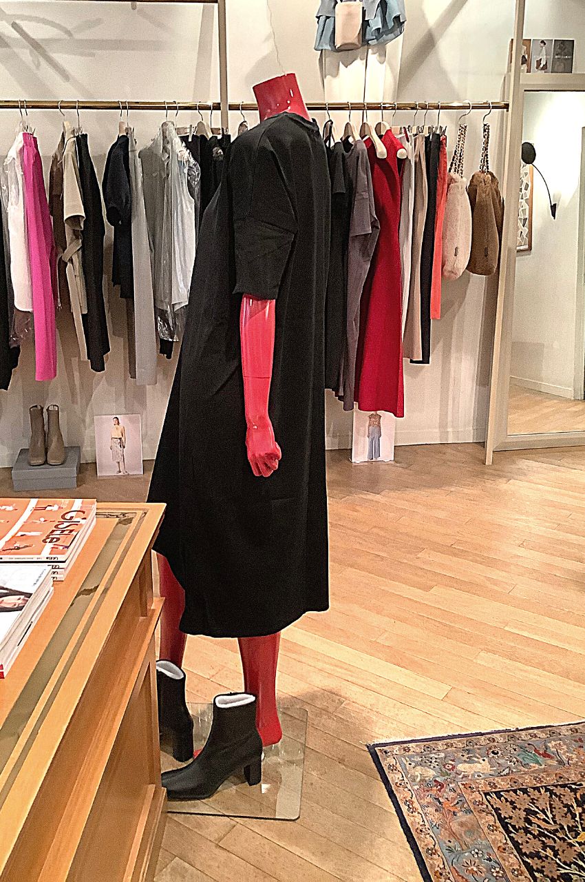 round halfsleeve dress ( ブラック) コットン100% / クルーネック  / 両サイドスリット