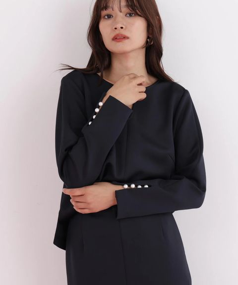 パールビーズスリーブジャージトップス(ネイビー) ポリエステル / ストレッチあり / 裏地なし / かぶって着用 / 後・脇にスリットあり / 袖口スリットに飾りパール釦 / 0316110116