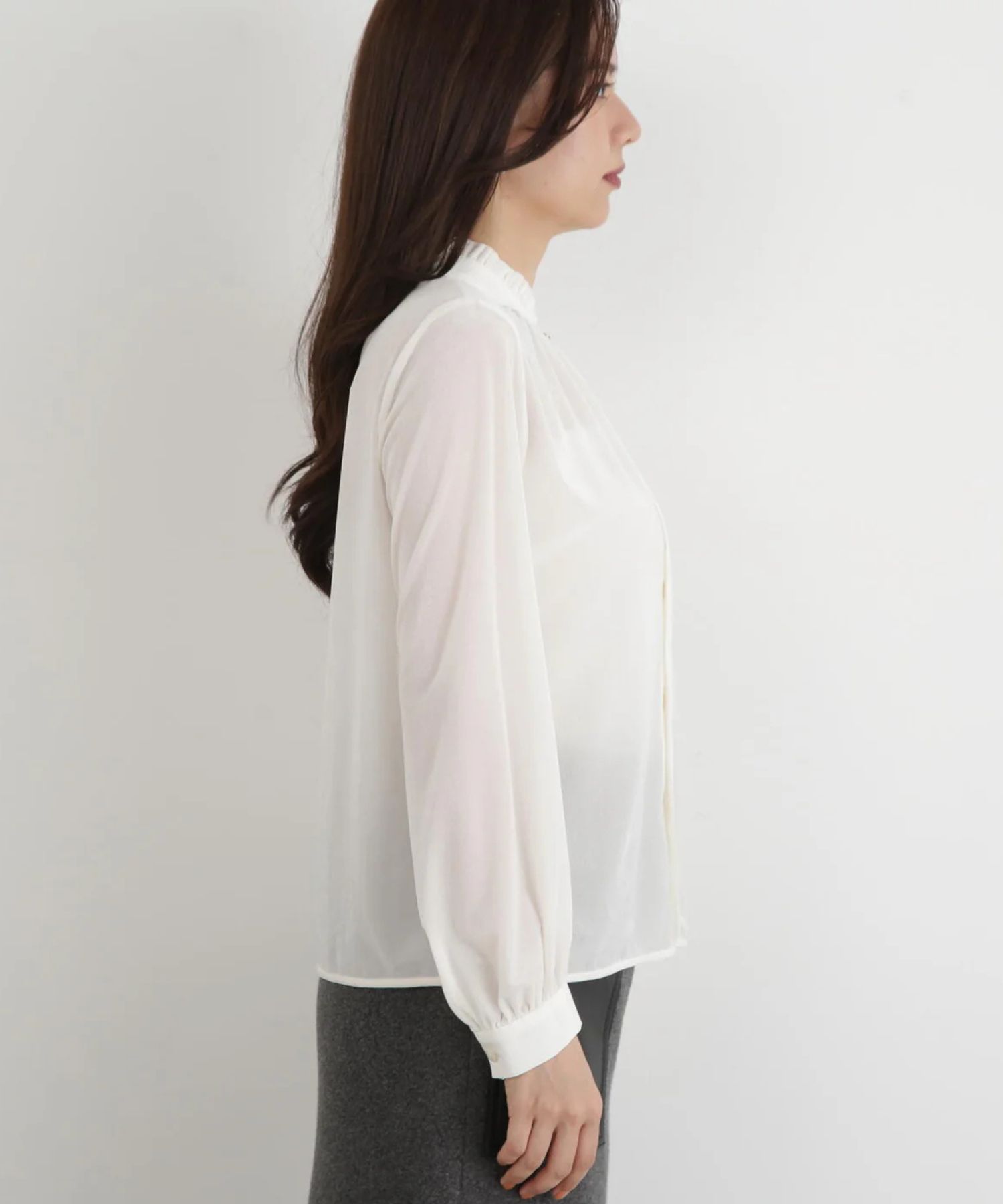 ベルベットコンビギャザーブラウス(エクリュ)ポリエステル / ウォッシャブル / ストレッチあり / 裏地無し / 前比翼釦あき / 0315210118