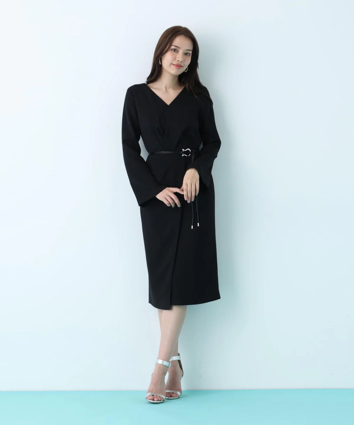 タッククロスウエストワンピース(ブラック) ポリエステル / ストレッチあり / 裏地付き(袖は裏無し) / 右脇奥にスリットあり / 後ろファスナー開き / 袖下にスリットあり / 0316140219