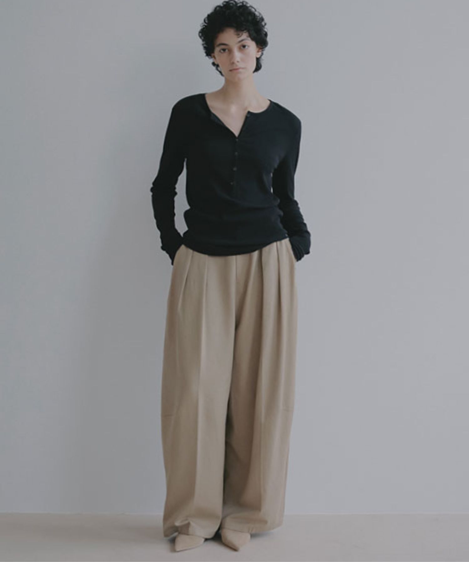 ソフトコットンタックカーブパンツ(ベージュ)綿 / カーブライン / フロントに深めタック / 1226220076