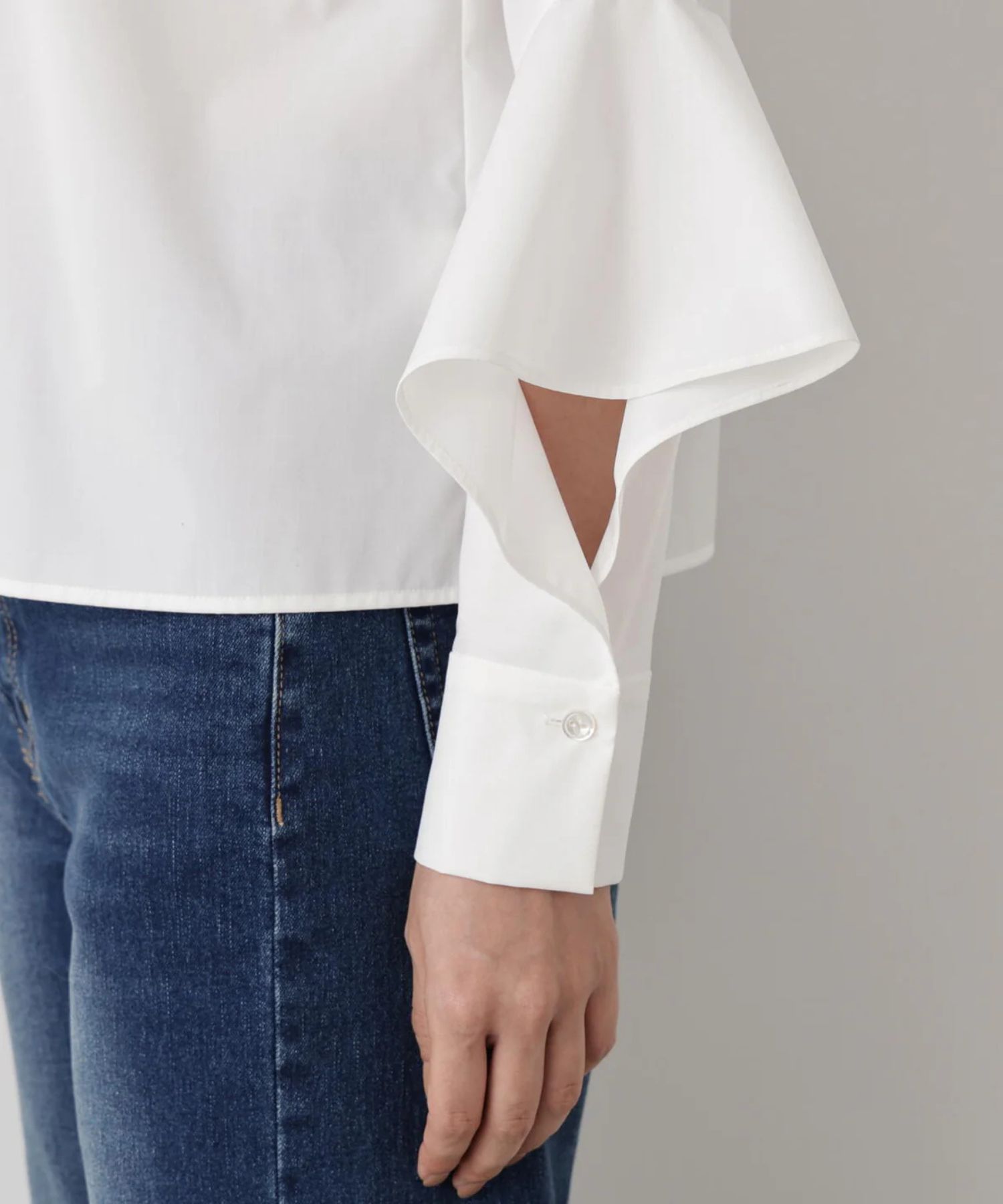 ラッフルスリーブリボンブラウス(ホワイト)コットン /ウォッシャブル / 手洗い可 / 裏地無し / 袖カフス上にスリットあり / 0315210119