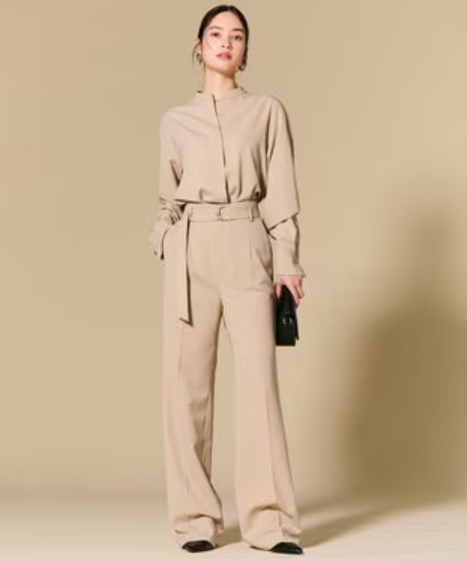 SPHENE / スタンドカラープルオーバーブラウス (Beige) ポリエステル / 長袖 / ストレッチ  / 手洗可 / BLCWLS0103