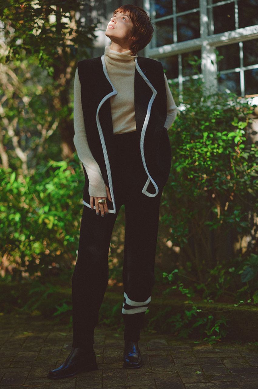 LOOP KNITTED GILET (ブラック ) 毛 / サイドポケット /   柔らかい / 配色 / ADWS-401-55