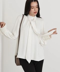 ジャギーカフスリボンブラウス(エクリュ)ポリエステル / ウォッシャブル / 手洗い可 / ストレッチあり / 裏地無し / 後衿ファスナーあき / 取り外し可能共布リボン付き / 0315210103