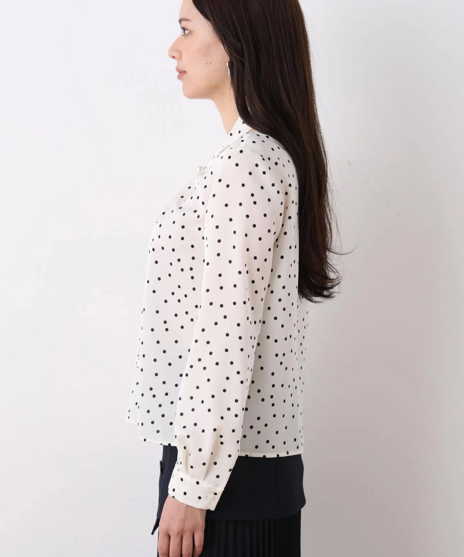 2WAYボウタイブラウス(ホワイト系) ポリエステル / ストレッチ無し / 裏地無し / 後ろ衿ぐりなみだ開きあり / 0316110222