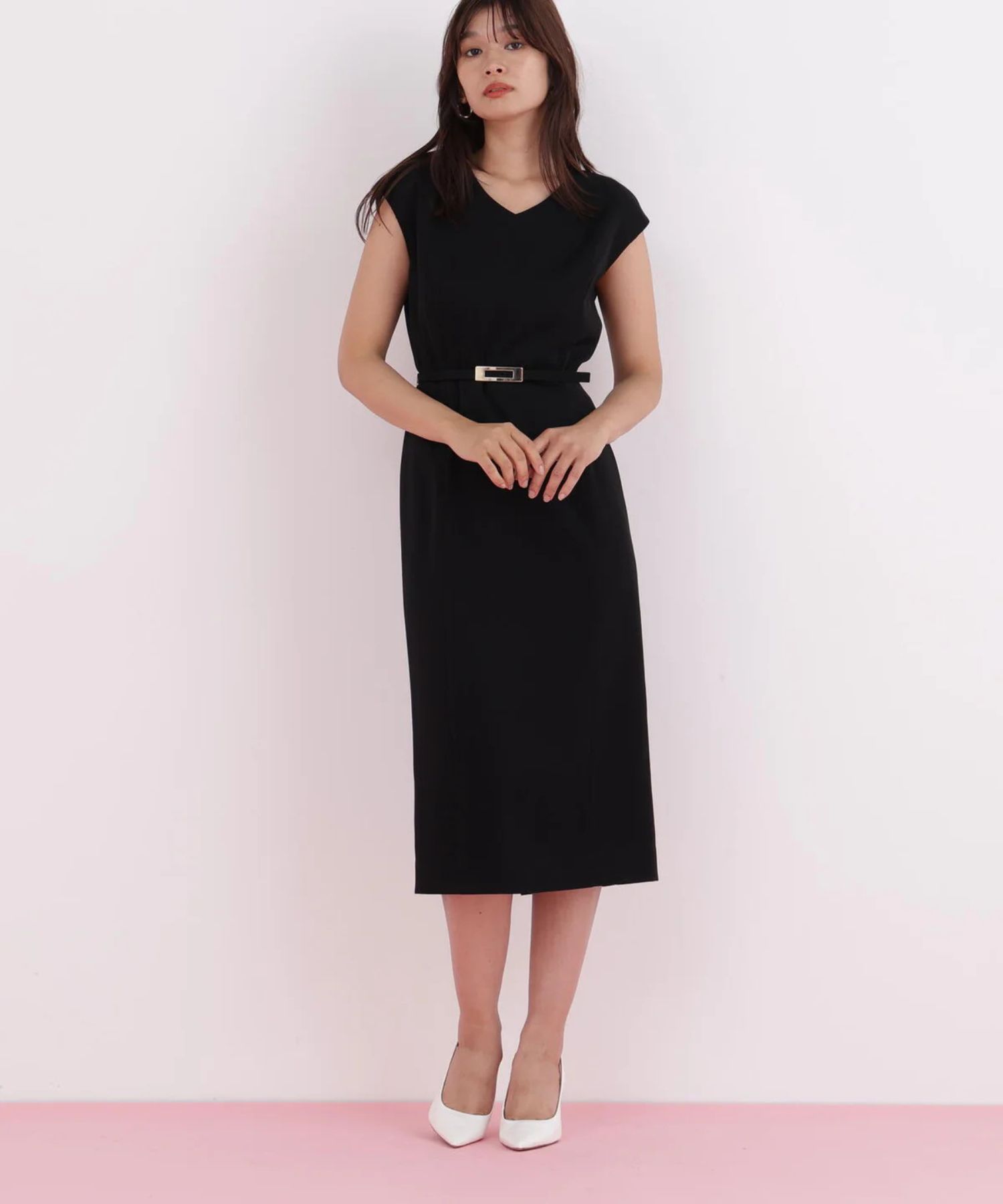 ハイツイストワンピース(ブラック)トリアセテート / 裏地付き / 後ファスナー / 後裾にベンツあり / 膝がちょうど隠れる丈 / ストレッチあり / 共地ベルト付き / 0316940099
