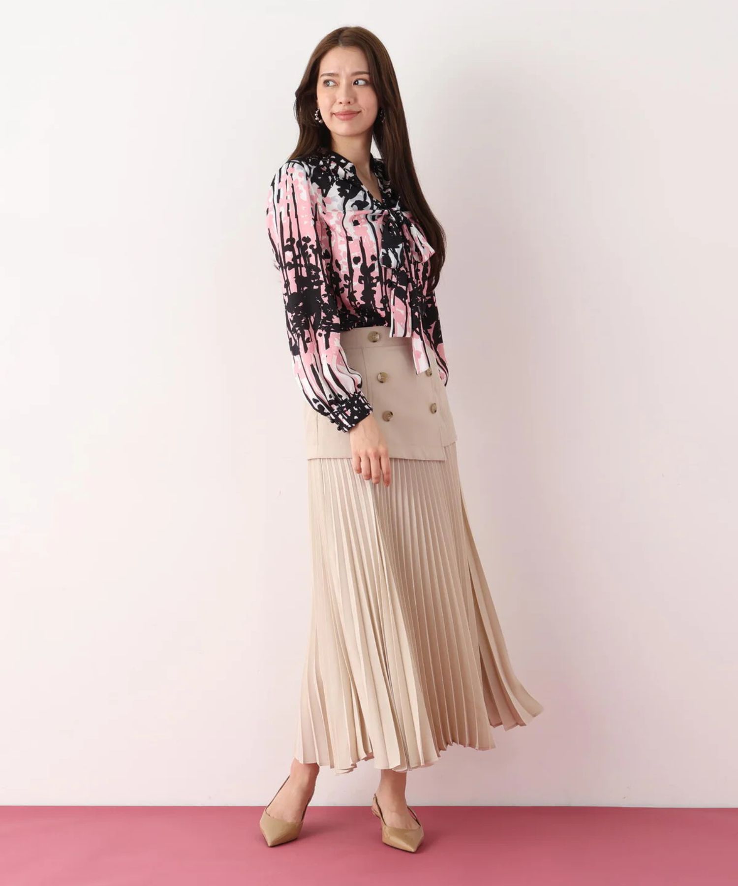 インクフォレストプリントリボンブラウス(ピンク系)ポリエステル / ウォッシャブル / 手洗い可 / ストレッチなし / 裏地なし / かぶって着用 / 0316110200