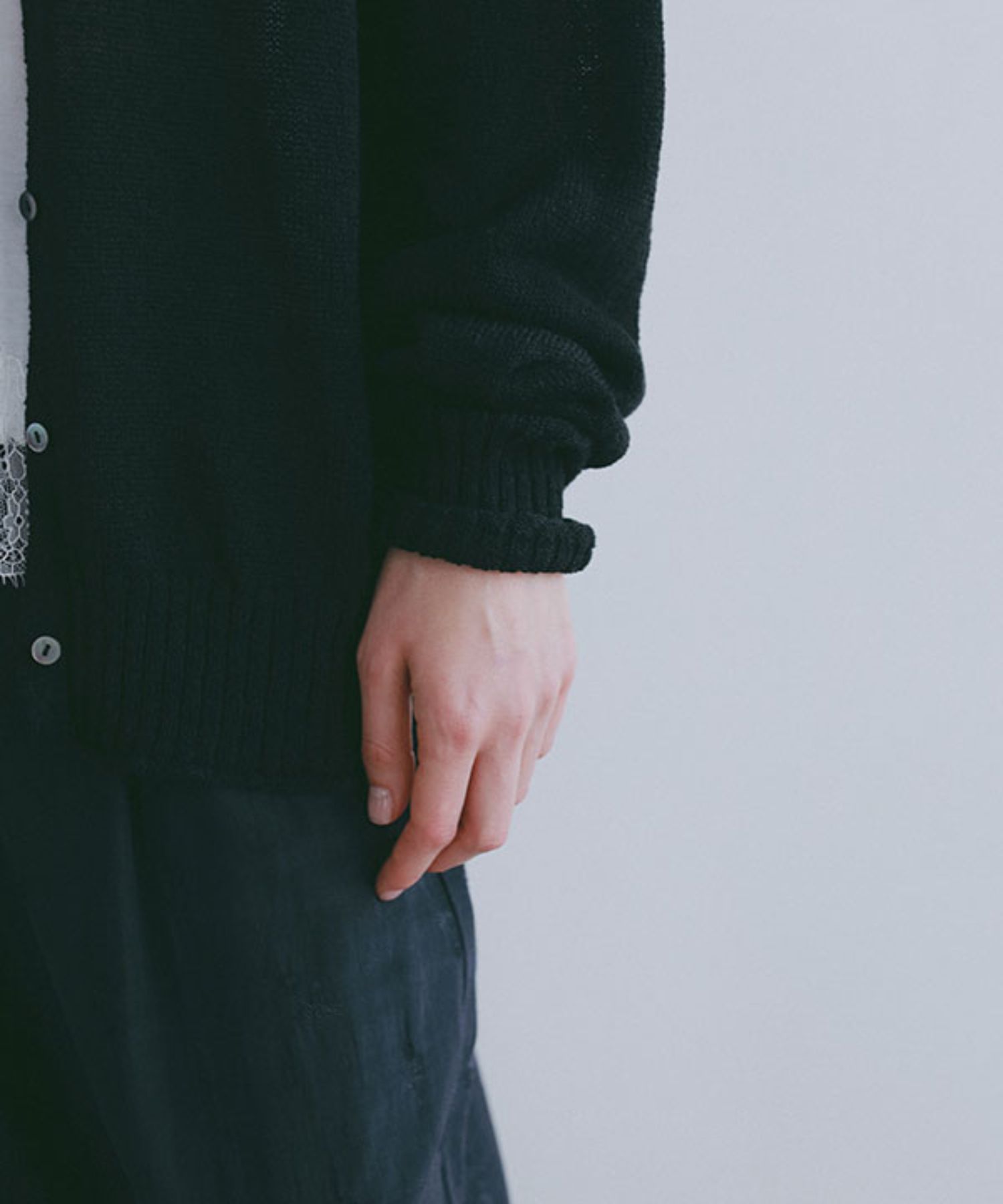 リリヤーンリネンVネックカーディガン(ブラック) 麻 / 深めVネック/ 小さめボタン / 1226204094