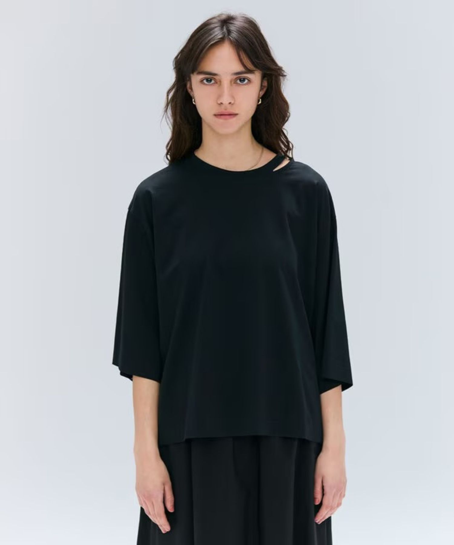S.BABILA / スリットネックオーバーサイズTシャツ (Black) 綿 / 柔らかい / ネックスリット / 手洗可 / KKCWGA0101