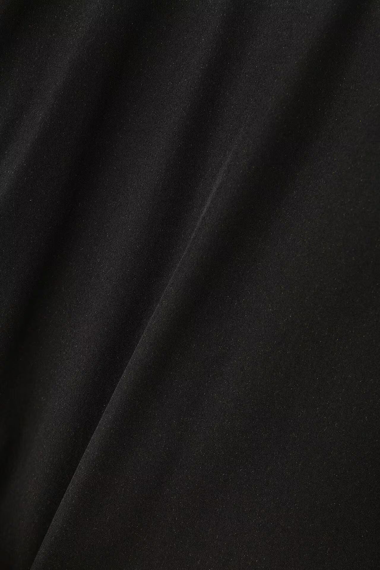 [THE HOLIDAY CLOSET] 中綿フードコート（ブラック）ナイロン / ポリウレタン / タフタ素材 / ストレッチ / 裏地あり / 前ファスナー開き / 軽量 / スポーツ